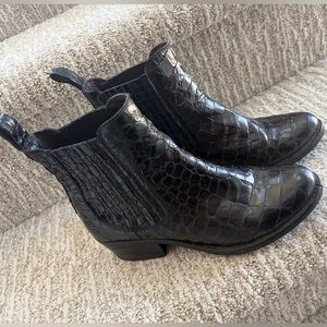 Zinda black leather ankle boots crocodile-embossed. Made in Spain size Eu36/US 6